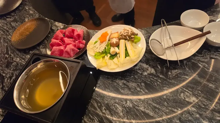 Daging sayuran-sayuran untuk dimasukkan di shabu-shabu