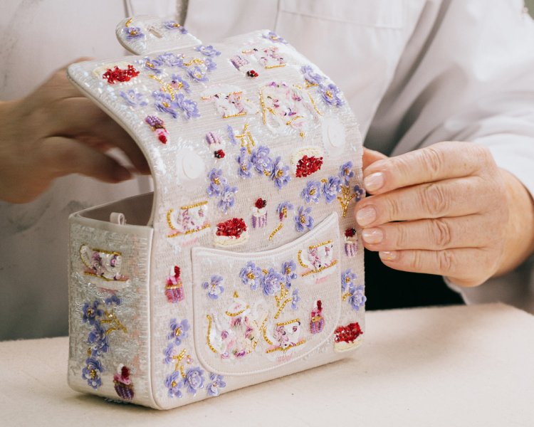 Detail Tas Chanel Iriana Jokowi Detail tas Chanel langka yang berhiaskan payet seperti milik Iriana Jokowi. Foto: Dok. Chanel