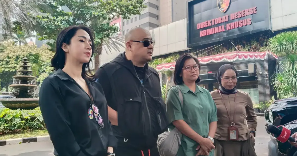 Emmanuel Alvino saat mendampingi Desi salah seorang saksi
