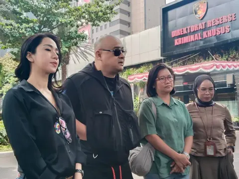 Emmanuel Alvino saat mendampingi Desi salah seorang saksi