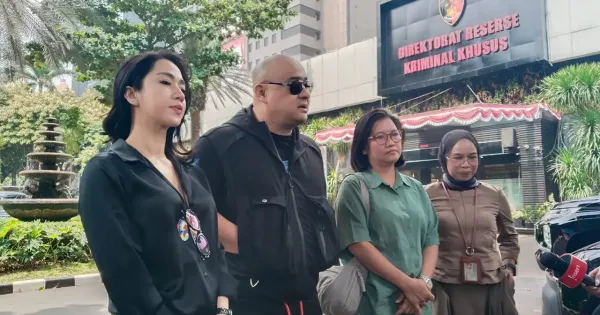 Emmanuel Alvino saat mendampingi Desi salah seorang saksi