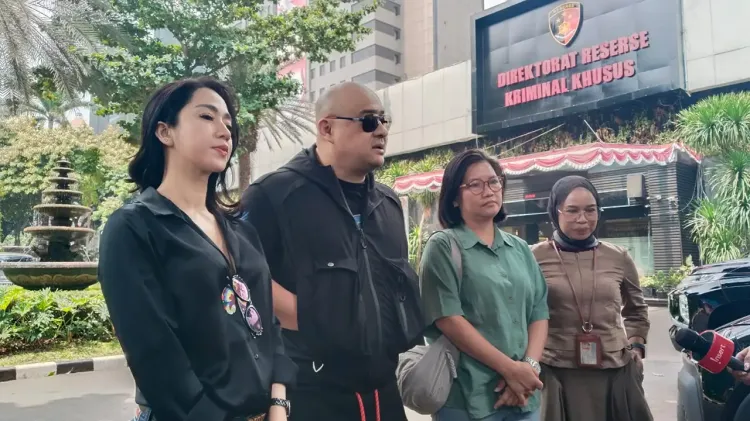 Emmanuel Alvino saat mendampingi Desi salah seorang saksi