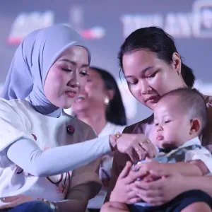 Fanny Kondoh bersama buah hatinya KazKaz