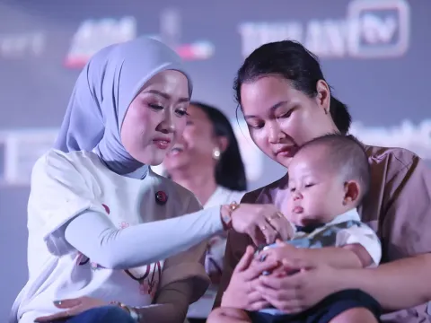 Fanny Kondoh bersama buah hatinya KazKaz