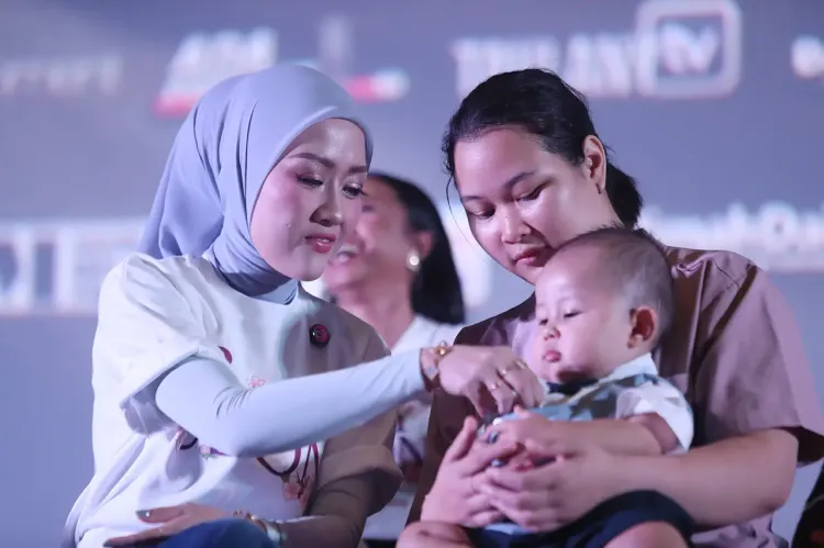 Fanny Kondoh bersama buah hatinya KazKaz
