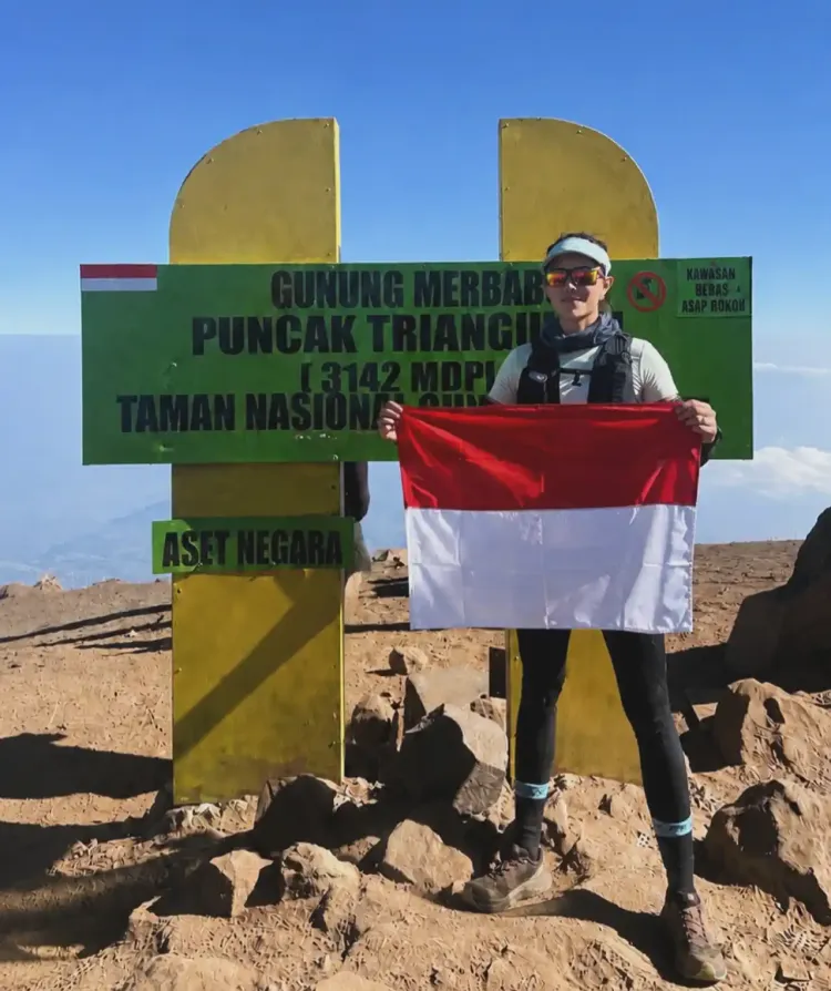 Ismi Melinda saat foto di puncak Merbabu