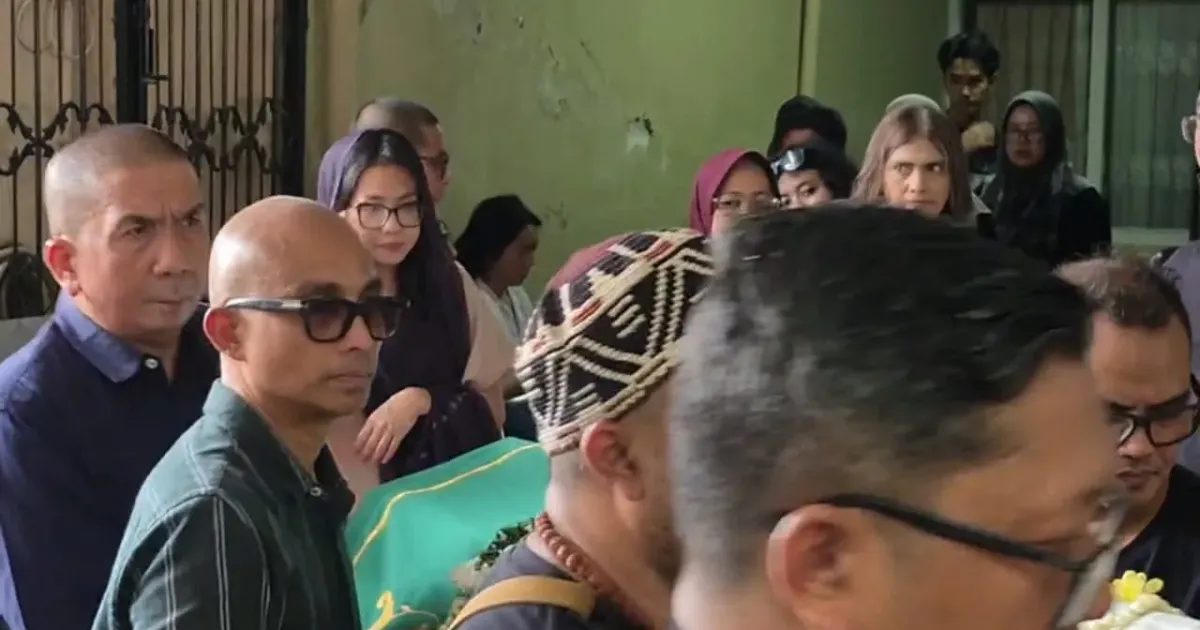 Ivanka Slank saat prosesi pemakaman sang Ibunda
