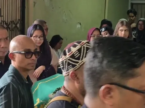 Ivanka Slank saat prosesi pemakaman sang Ibunda