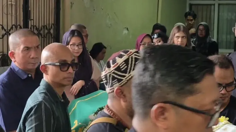 Ivanka Slank saat prosesi pemakaman sang Ibunda