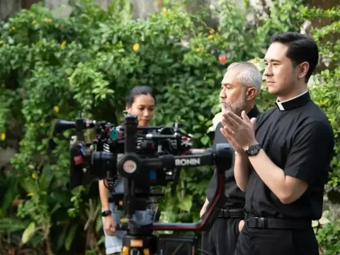 Jerome Kurnia dalam proses produksi Kuasa Gelap Perjanjian Darah