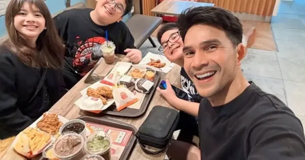 Jonathan Frizzy bersama ketiga buah hati Jonathan Frizzy bersama ketiga buah hati
