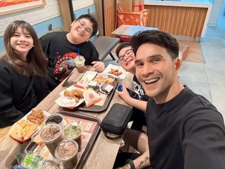Jonathan Frizzy bersama ketiga buah hati
