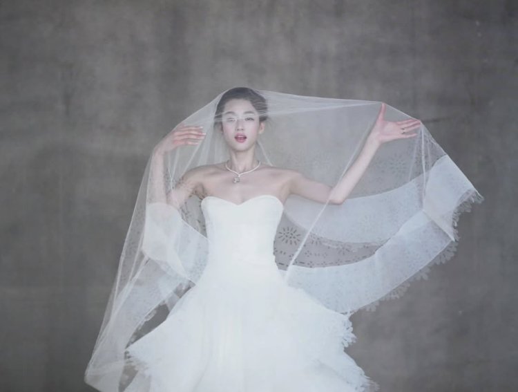 Jun Ji Hyun Prewedding (3) Jun Ji Hyun dalam balutan gaun pengantin. Foto: Dok. X @junjihyunonly