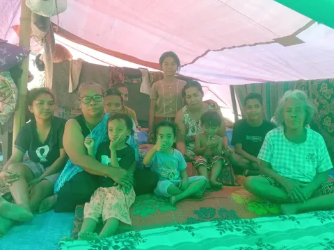 Keluarga Ferdinandes yang saat ini tinggal di tenda darurat