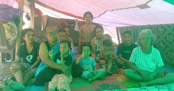 Keluarga Ferdinandes yang saat ini tinggal di tenda darurat Keluarga Ferdinandes yang saat ini tinggal di tenda darurat