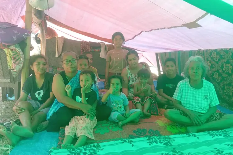 Keluarga Ferdinandes yang saat ini tinggal di tenda darurat