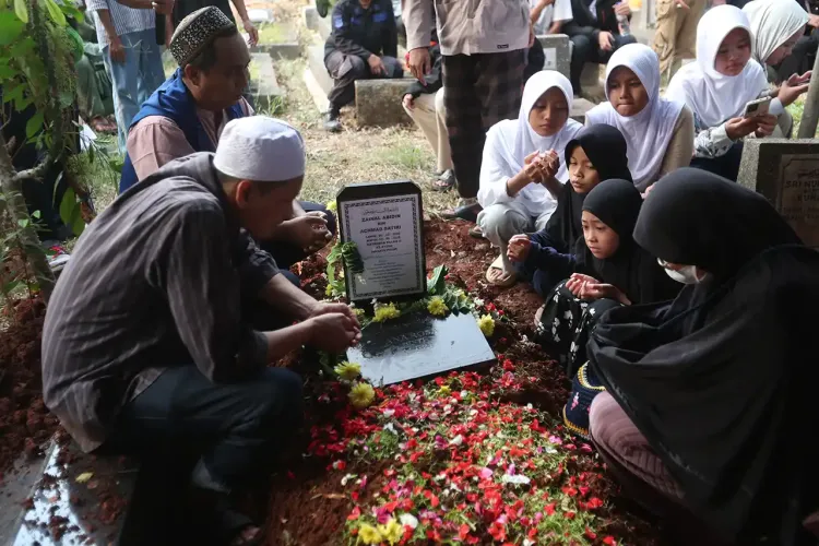 Keluarga memanjatkan doa di depan pusara makam Diding Boneng