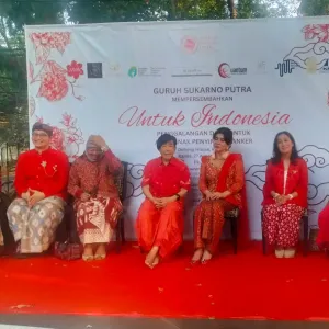 Konferensi Pers Guruh Sukarno Putra Mempersembahkan untuk Indonesia