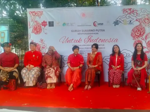 Konferensi Pers Guruh Sukarno Putra Mempersembahkan untuk Indonesia
