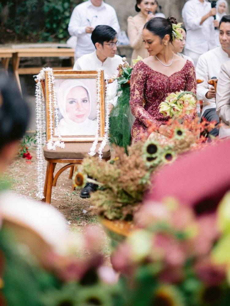 Lamaran Hana Malasan (1) Hana Malasan pajang foto almarhumah ibunda. Foto: Dok. Instagram @hanamalasan