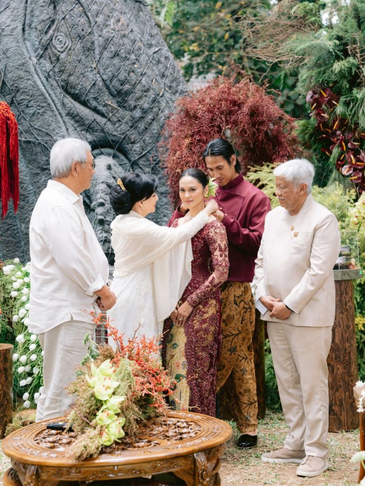 Momen lamaran Hana Malasan dan Sean Gelael bersama keluarga. Foto: Dok. Instagram @hanamalasan
