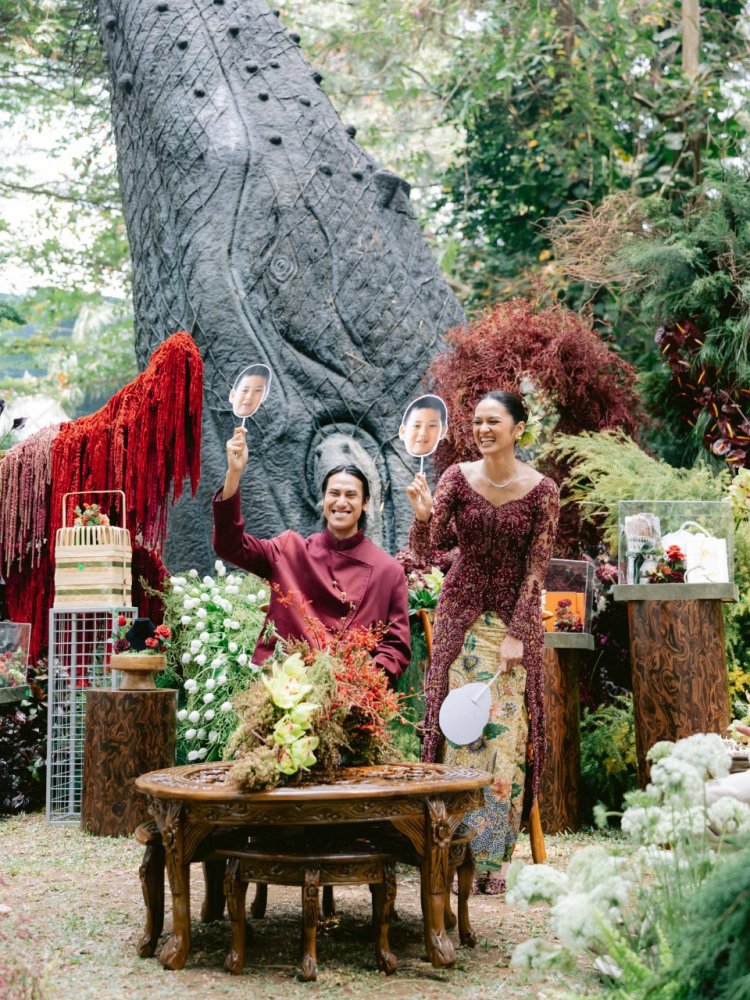 Lamaran Sean Gelael dan Hana Malasan Sean Gelael dan Hana Malasan bermain games saat lamaran. Foto: Dok. Instagram @hanamalasan