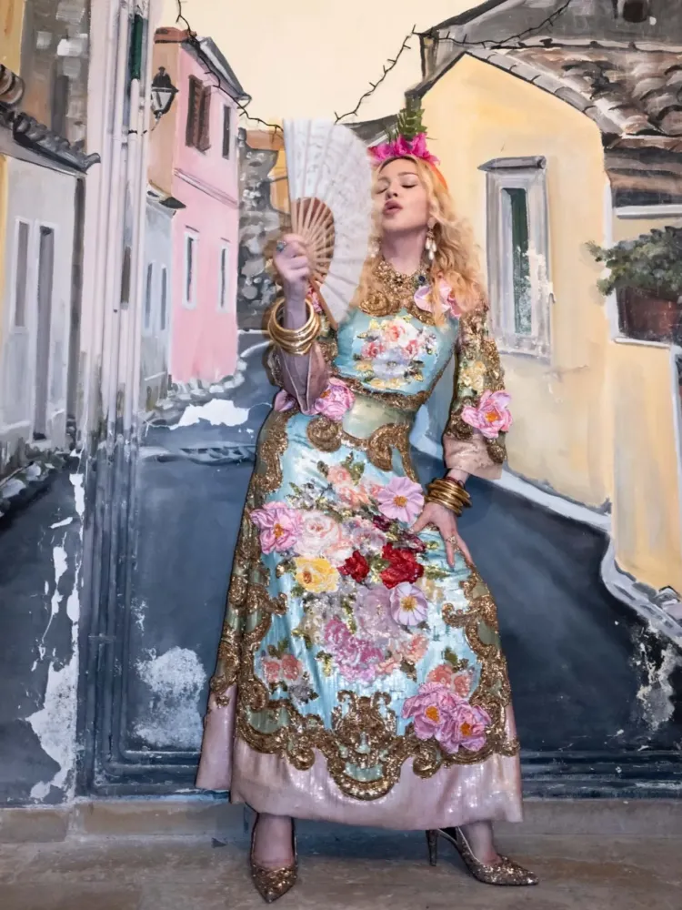 Madonna mengenakan gaun sequin dari Dolce and Gabbana. Foto: Dok. Instagram @madonna
