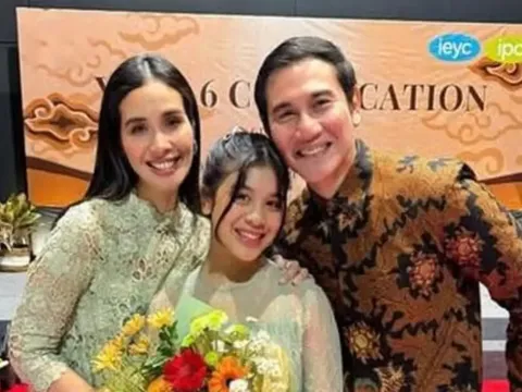 Marsha Timothy dan Vino G Bastian bersama puteri mereka Jizzy