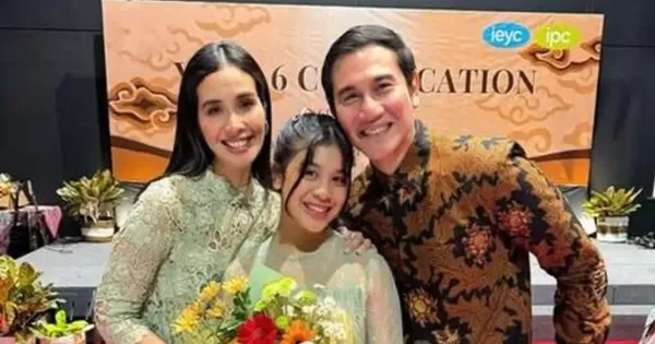Marsha Timothy dan Vino G Bastian bersama puteri mereka Jizzy Marsha Timothy dan Vino G Bastian bersama puteri mereka Jizzy