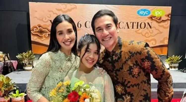 Marsha Timothy dan Vino G Bastian bersama puteri mereka Jizzy