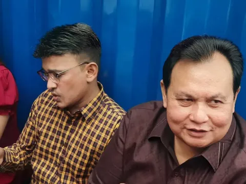 Minola Sebayang saat mendampingi Ruben Onsu di Pengadilan Negeri Jakarta Selatan