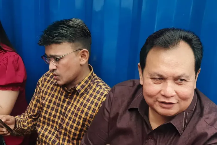 Minola Sebayang saat mendampingi Ruben Onsu di Pengadilan Negeri Jakarta Selatan