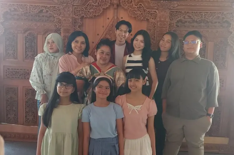 Monica Steffi bersama para cast dan tim produksi seri Sahabat Jadi Apa_Foto Yanuarika Monica Steffi bersama para cast dan tim produksi seri Sahabat Jadi Apa_Foto Yanuarika