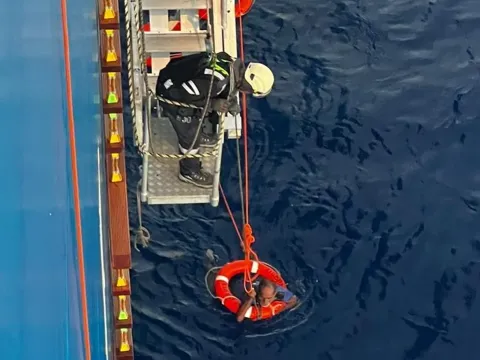 Nelayan Esau Sidemo saat diselamatkan awak kapal LNG Endeavour