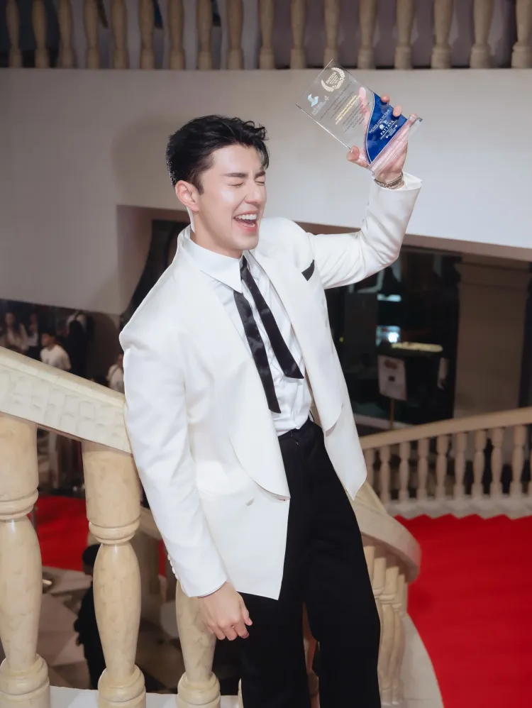 Nine Naphat Pattaya International Film Festival 2026 Nine Naphat memenangkan piala dari Pattaya International Film Festival 2026. Foto: Dok. Instagram @naphat_nine
