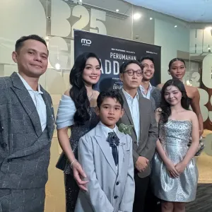 Para cast dan sutradara film Perumahan Laddaland