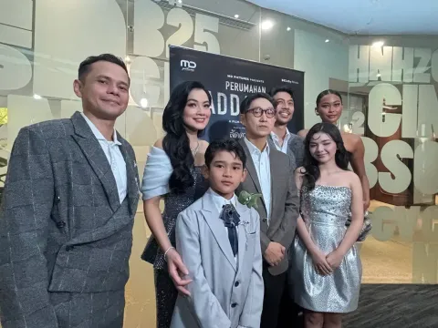 Para cast dan sutradara film Perumahan Laddaland