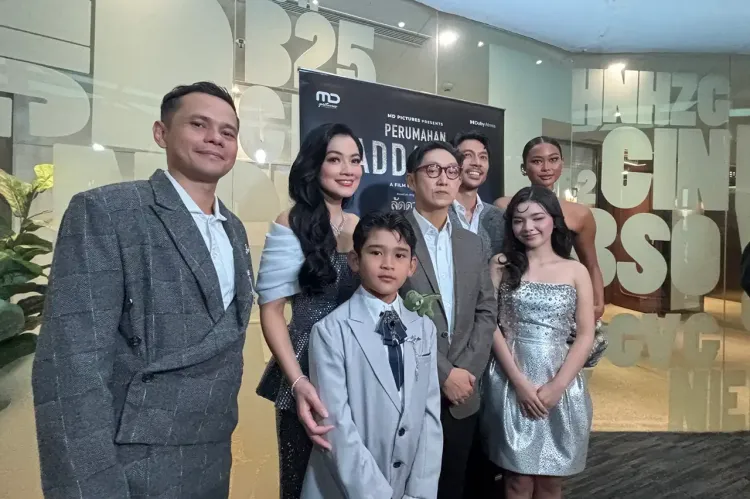 Para cast dan sutradara film Perumahan Laddaland