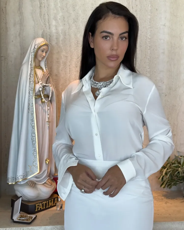 Perhiasan Georgina Rodriguez Menikah Georgina Rodriguez memakai koleksi kalung berlian dari Chopard Garden of Kalahari. Foto: Dok. Instagram @voguemagazine