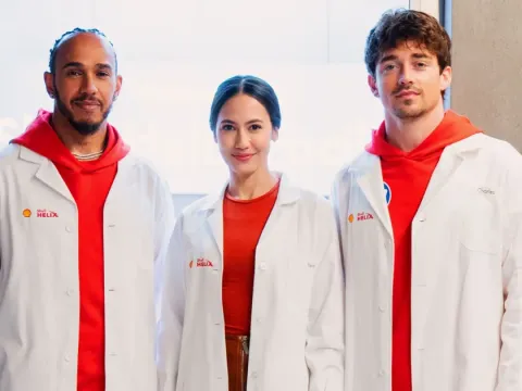 Pevita Pearce dan Lewis Hamilton dan Charles Leclerc