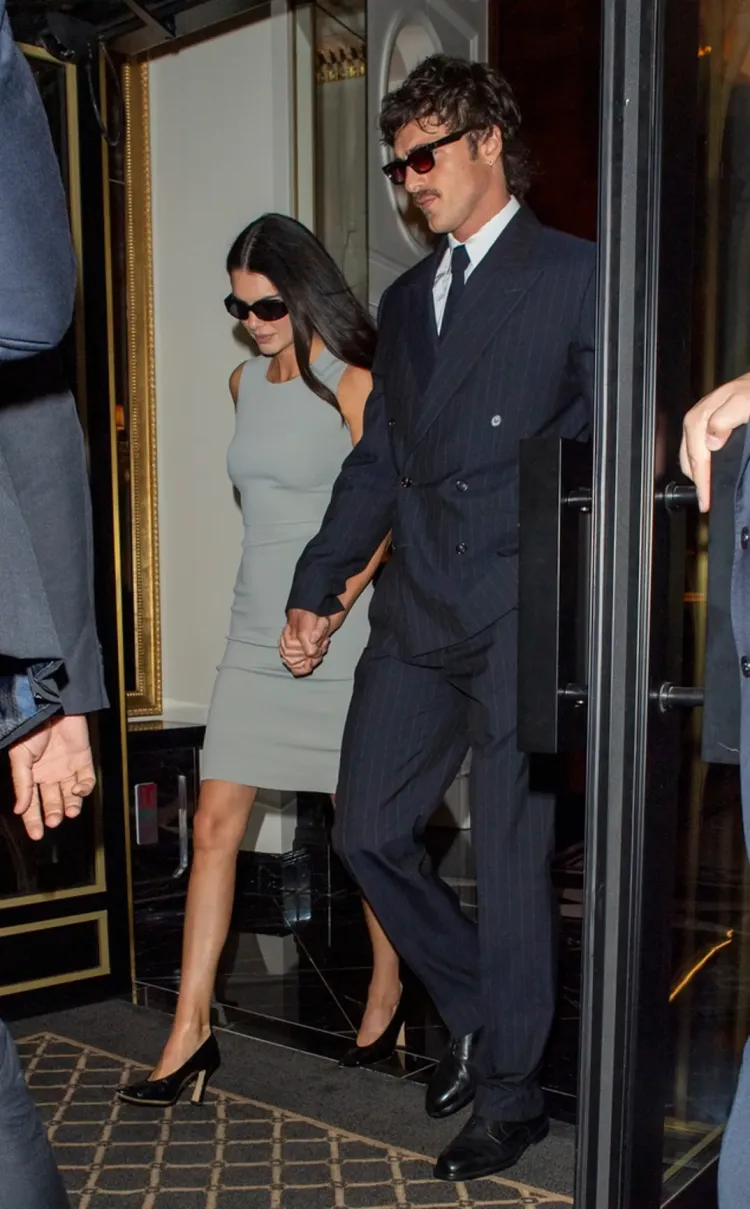 Potret Kendall Jenner dan Jacob Elordi Gandengan Tangan di London Potret Kendall Jenner dan Jacob Elordi bergandengan tangan di London. Foto: Dok. TMZ