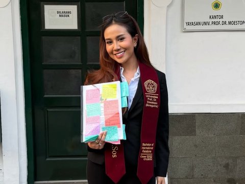 Potret Mayang Lucyana Akhirnya Raih Gelar Sarjana.