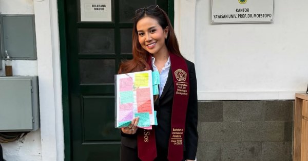 Potret Mayang Lucyana Akhirnya Raih Gelar Sarjana.
