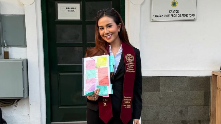 Potret Mayang Lucyana Akhirnya Raih Gelar Sarjana.