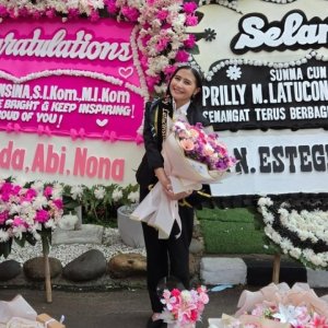 Potret Prilly Latuconsina Sidang Tesis S2