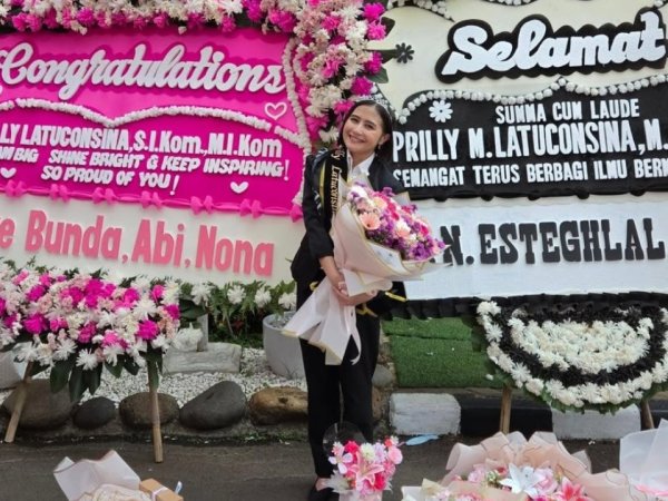 Potret Prilly Latuconsina Sidang Tesis S2