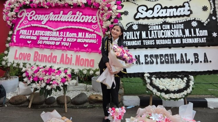 Potret Prilly Latuconsina Sidang Tesis S2