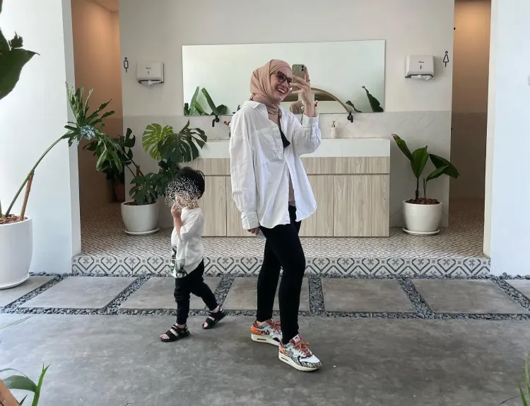 Putri Anne Berhijab Putri Anne dengan gaya penampilan tertutup. Foto: Dok. Instagram @anneofficial1990