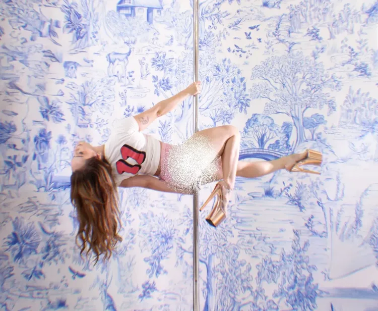 Putri Anne Pole Dance Putri Anne menekuni pole dance. Foto: Dok. Instagram @anneofficial1990