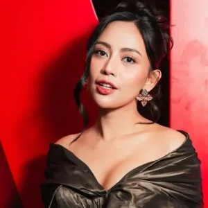 Rachel vennya bunga di tepi jurang